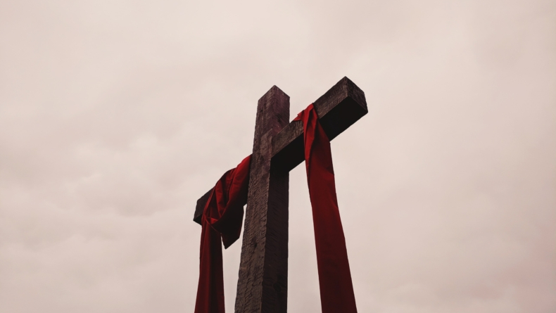 krzyż ze zwisającym z niego czerwonym materiałem