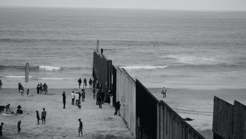 mur dzielący plażę i ludzi na niej się znajdujących