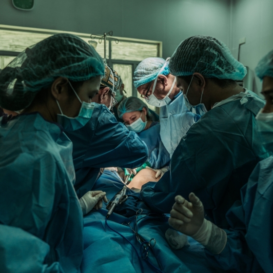 operacja, w której bierze udział dużo personelu medycznego