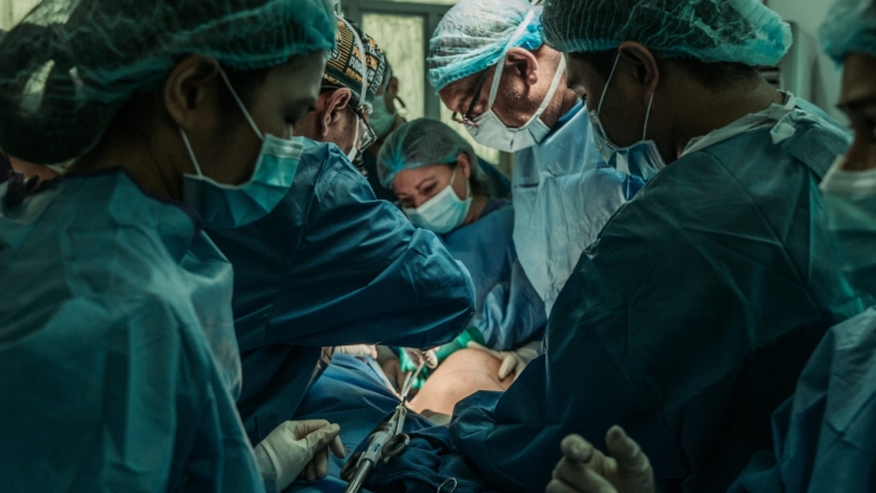 operacja, w której bierze udział dużo personelu medycznego