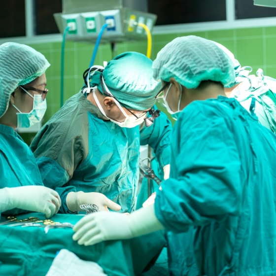 Lekarze wykonujący operacje