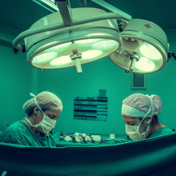 dwie pracowniczki medyczne w sali operacyjnej