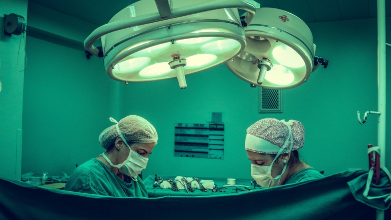dwie pracowniczki medyczne w sali operacyjnej